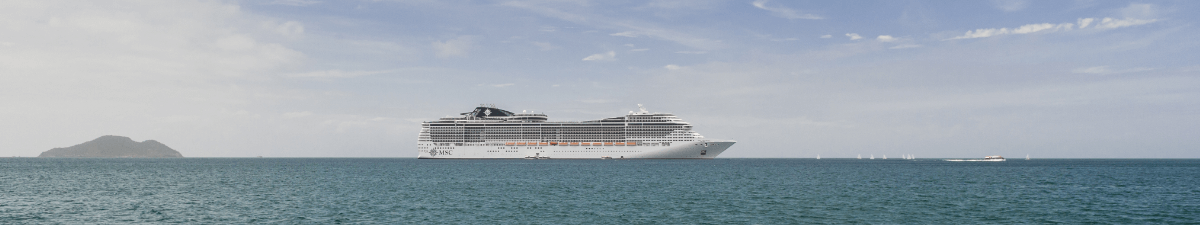 Eine Totale der MSC Preziosa von der Wasserlinie aus fotografiert.