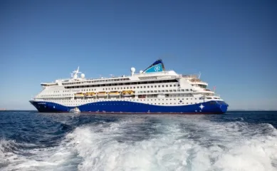 Die Celestyal Discovery in voller Fahrt auf dem Meer in Seitenansicht.
