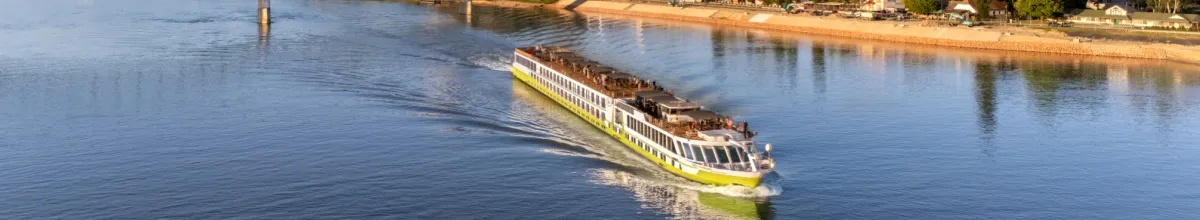 DCS Amethyst 1 gleitet im tiefblauen Wasser.