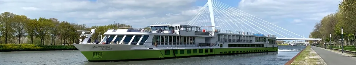 DCS Amethyst 2 auf dem hellblauen Wasser.