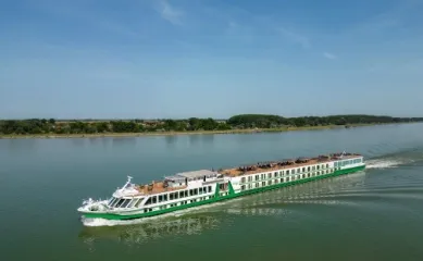 Das Kreuzfahrtschiff DCS Amethyst 1 gleitet im tiefblauen Wasser.