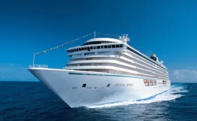 Die Crystal Symphony auf hoher See bei klarem Himmel von vorne fotografiert.