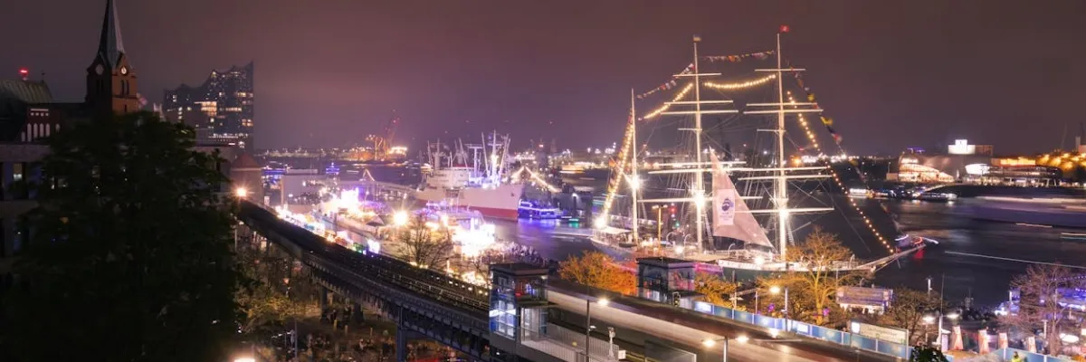 Der Hamburger Hafen bei Nacht feiert seinen Geburtstag mit beleuchteten Schiffen und Events an Land.