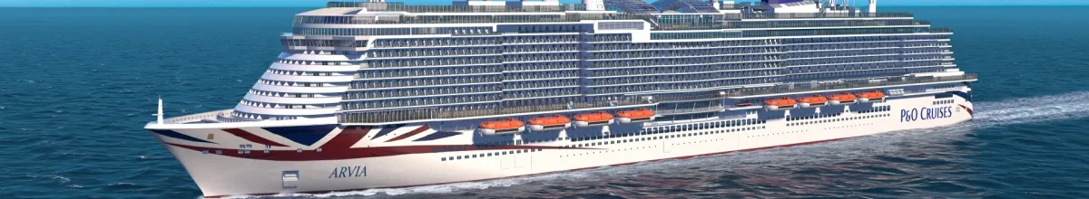 Das Kreuzfahrtschiff Arvia von P&O Crruises gleitet im tiefblauen Wasser.