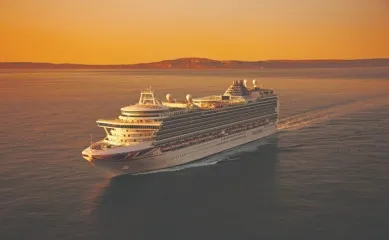 Ein Kreuzfahrtschiff von P&O Cruises auf hoher See.