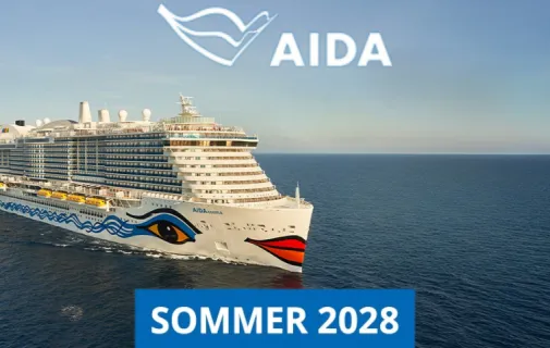 AIDA Sommer 2028: Ab sofort buchbar – Sichern Sie sich die besten Kabinen Frontalansicht von AIDAcosma, die bei ruhiger See und blauem Himmel Kurs auf den Horizont nimmt. Im oberen Bereich ist das AIDA Logo platziert, unten markiert ein blaues Banner mit der Aufschrift „SOMMER 2028“ den offiziellen Buchungsstart.