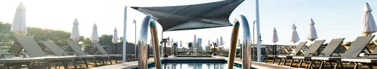 A-ROSA Oster-Special 2026 – Sonnendeck mit Swimmingpool und Blick auf die Flusslandschaft im Frühling.