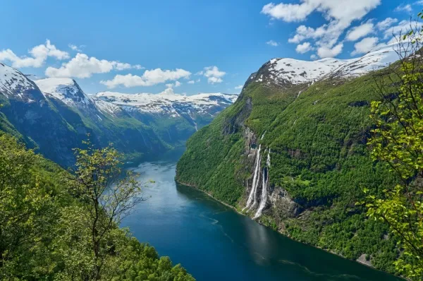 Die norwegischen Fjordlandschaft im Frühling - Gebirge, hellblauer Himmel und tiefblaues Wasser.