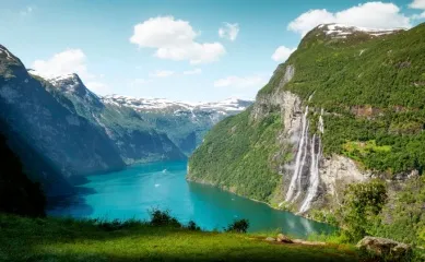 Costa Bordguthaben: Nordeuropa entdecken Blick über einen Fjord in Norwegen - kritallklares Wasser und hellblauer Himmel.