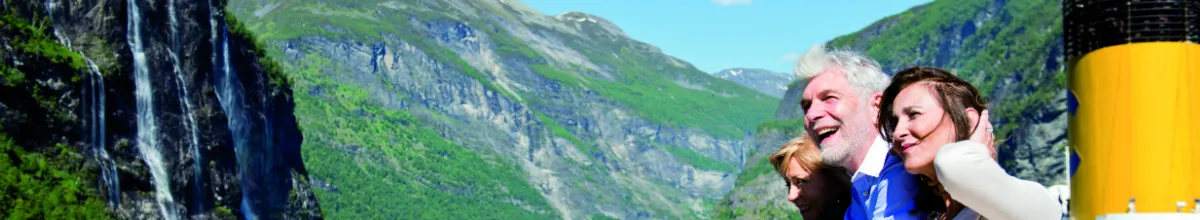 Ein weitläufiges Panorama-Banner zum Costa Summer Sale 2026, das ein modernes Kreuzfahrtschiff der Costa-Flotte vor einer mediterranen Küstenkulisse zeigt.