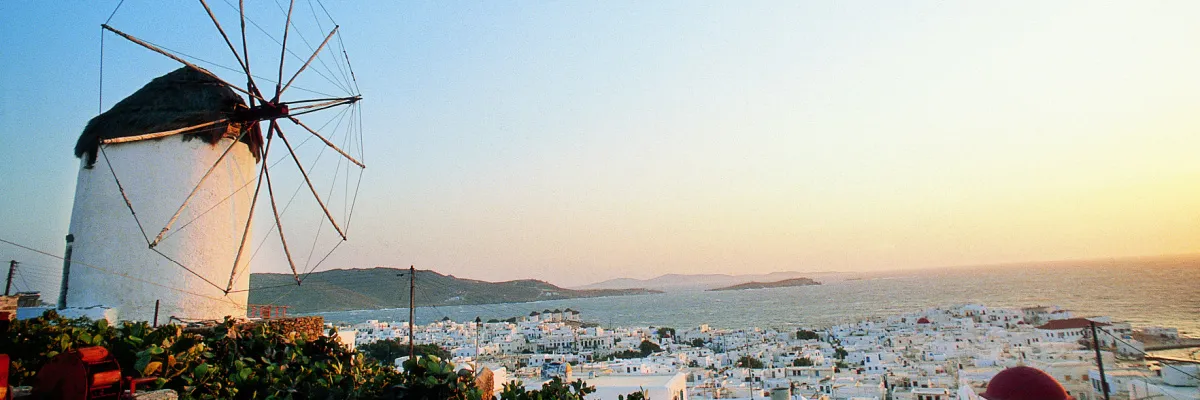 lick auf die charakteristischen weißen Windmühlen und ein idyllisches Dorf auf einer griechischen Insel; ein Highlight der Costa Kreuzfahrten im Östlichen Mittelmeer während des Summer Sales 2026.