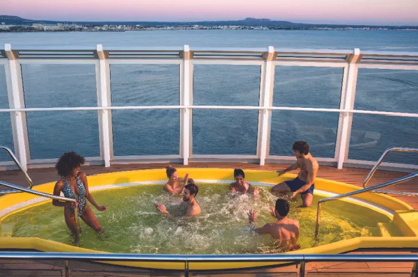 Gäste genießen die Aussicht vom Außendeck eines Costa Schiffes; symbolisch für das Angebot „La Bella Vita“ im Rahmen der Summer Sales 2026.