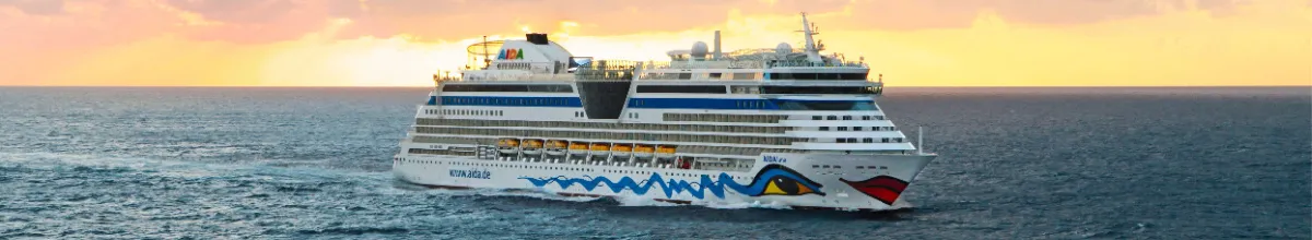 Ein AIDA Kreuzfahrtschiff fährt bei Sonnenuntergang auf dem Meer – Aktions-Banner für die gratis AIDA Internet-Flat 2026.