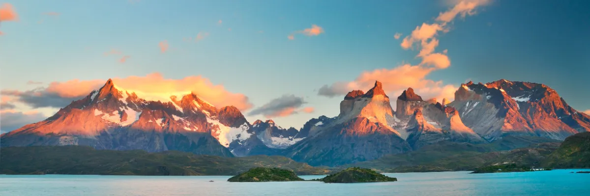 Panorama der markanten Granitberge im Torres del Paine Nationalpark in Patagonien bei Sonnenuntergang zum 130-jährigen HX Jubiläum.