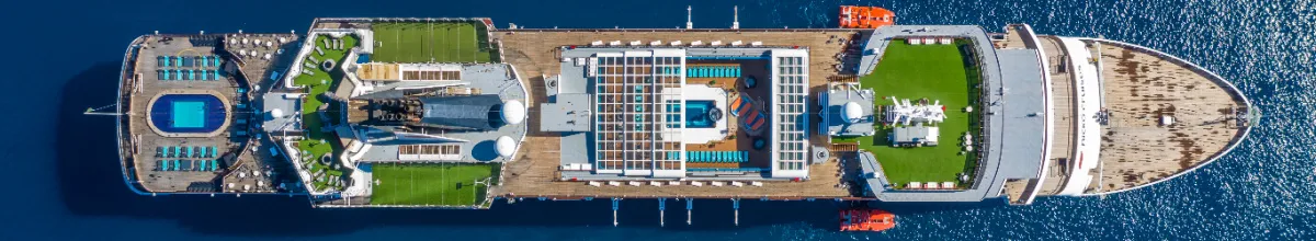 Eine beeindruckende Luftaufnahme direkt von oben auf das Kreuzfahrtschiff VASCO DA GAMA von nicko cruises inmitten des tiefblauen Ozeans passend zu den exklusiven mychoice Sonderpreisen der Saison 2026.