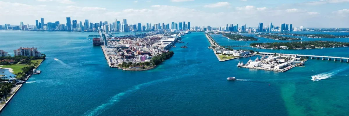 Der Hafen von Miami gehört zu den wichtigsten Kreuzfahrthäfen der USA Luftansicht des Hafens von Miami mit der Skyline der Stadt im Hintergrund.