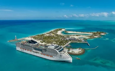 Luftaufnahme der MSC World America im Hafen der Privatinsel Ocean Cay – MSC Marine Reserve.