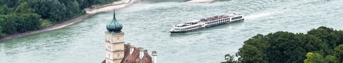 Die MS Rousse Prestige gleitet auf der Donau vorbei am Schloss Schönbühel unterhalb von Melk.