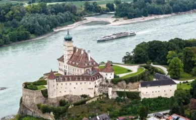 Die MS Rouge Prestige fährt auf der Donau am Schloss Schönbühel unterhalb von Melk entlang.