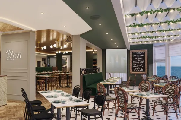 Rendering des Sur Mer Bistrots auf der neuen Mein Schiff Flow. Im Vordergrund sind Tische und Stühle zu sehen, im HIntergrund Panoramascheiben mit Blick auf das Meer.