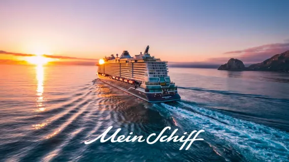 Heckansicht von Mein Schiff Flow auf dem Meer auf der Fahrt Richtung Sonnenuntergang.