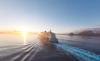 Heckansicht von Mein Schiff Flow auf dem Meer auf der Fahrt Richtung Sonnenuntergang.