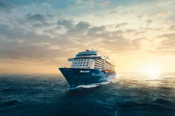 Die <em>Mein Schiff Flow</em> kreuzt im goldenen Sonnenuntergang auf dem Meer – Wohlfühlen und Entspannung pur auf den Winterreisen 2026/27.