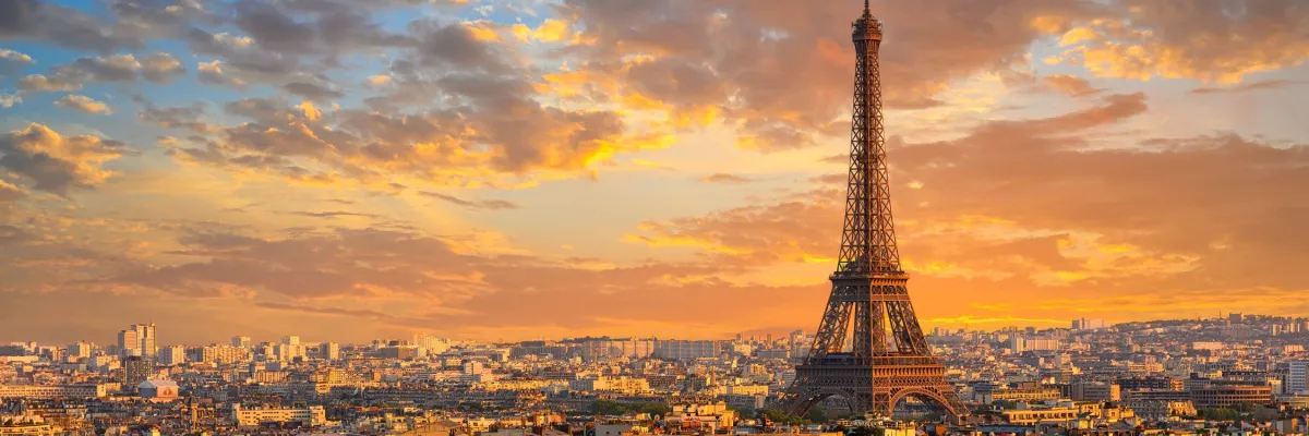 Blick auf den Eiffelturm bei Sonnenuntergang – besuchen Sie Paris während Ihrer Kreuzfahrt mit der <em>Mein Schiff Flow</em> und sichern Sie sich bis zu 250 € Frühbucher-Ermäßigung.