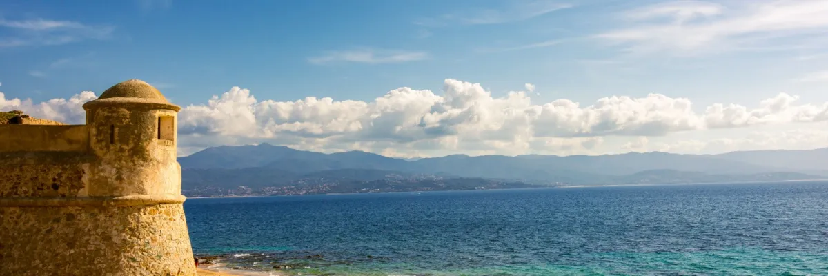 Turm der Zitadelle von Ajaccio auf Korsika mit Blick über das Mittelmeer