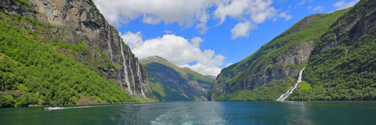 Wasserfälle im Geirangerfjord: links die Sieben Schwestern, rechts der Freier.