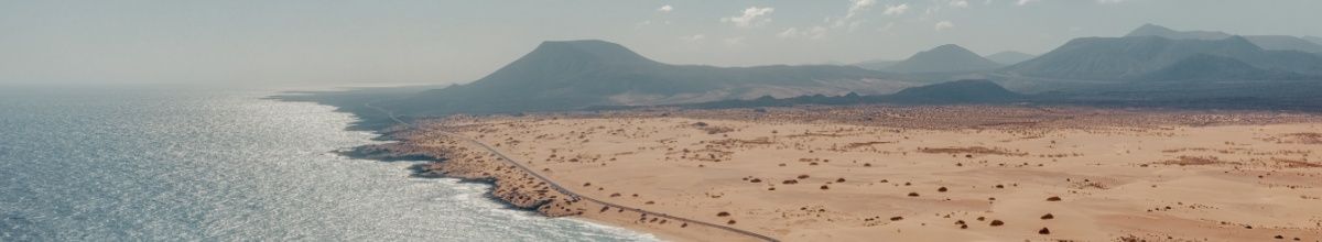 Die EXPLORA V bringt Sie zu beeindruckenden Landschaften, wie dieser mediterranen Wüstenküste mit Bergen.