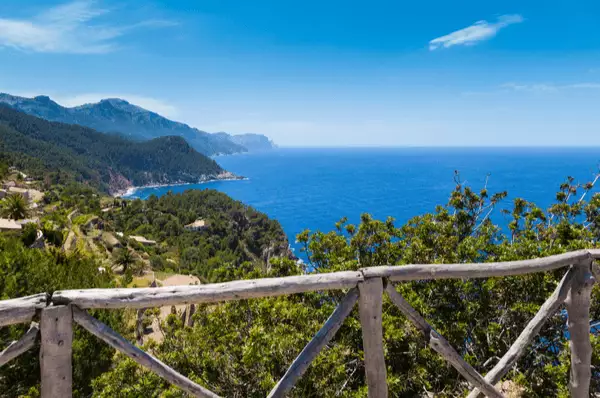 Wunderschöne Aussicht in der Serra de Tramuntana Blick von einem Wanderweg in der Serra de Tramuntana mit Aussicht auf die Wälder und das Mittelmeer.