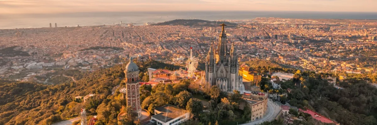 Blick über die Dächer von Barcelona in der Abendsonne
