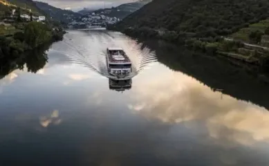 Die MS Douro Spirit von GTA Touristik fährt bei Dämmerung über den ruhigen Douro in Portugal.