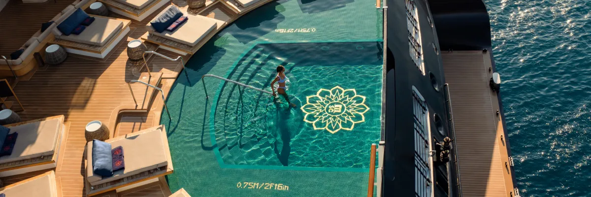 Exklusives Pool-Ambiente und weites Deck-Design bei Explora Journeys.