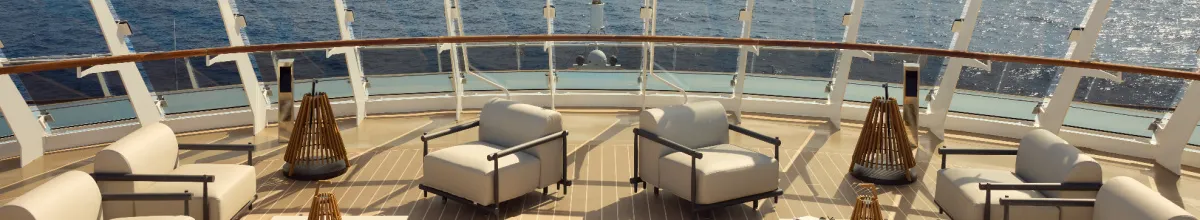 Exklusives Außendeck mit luxuriösen Loungemöbeln und freiem Blick auf das Meer an Bord von EXPLORA I.