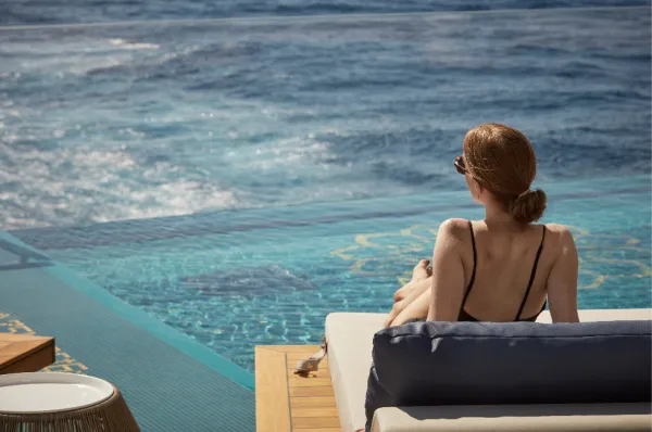 Regeneration am Infinity-Pool im Einklang mit dem Meer.