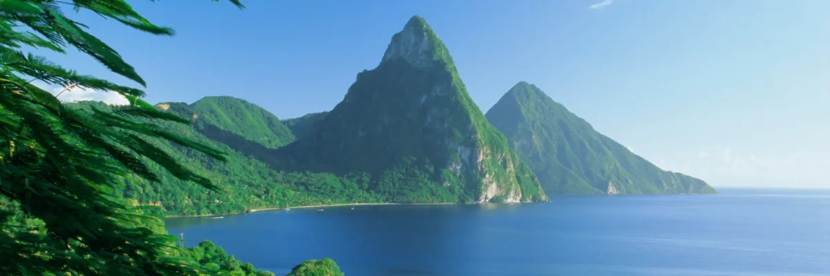 Die beiden Felskegel Gros und Petit Peton auf St. Lucia in der Karibik