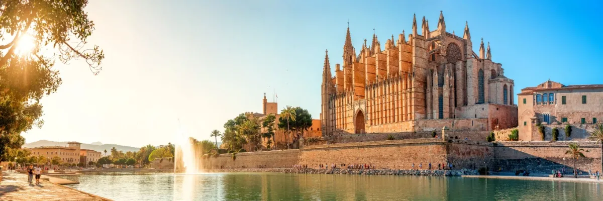 Kathedrale von Palma de Mallorca im Licht der Abendsonne.