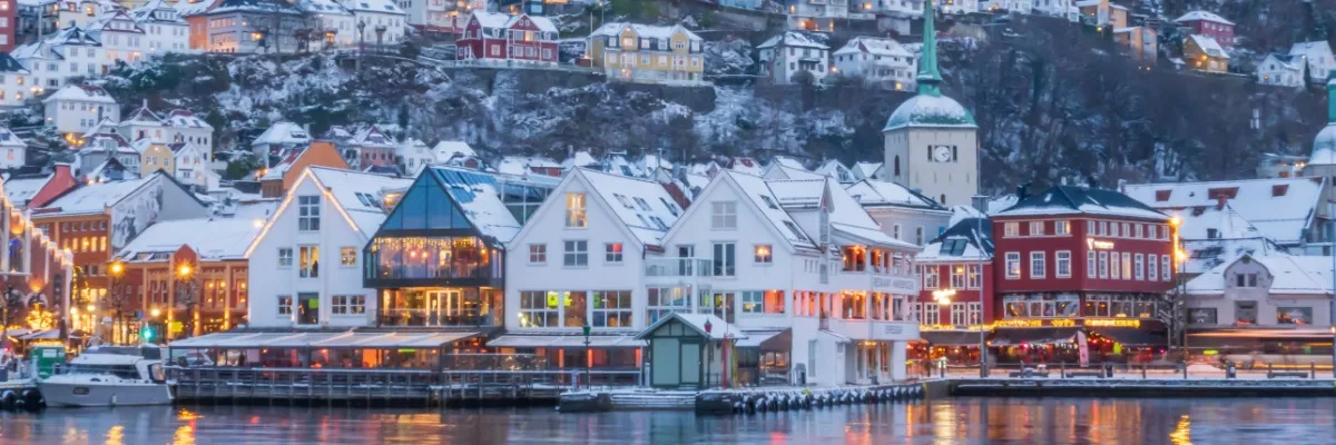 Waterfront von Bergen an einem verschneiten Wintertag.