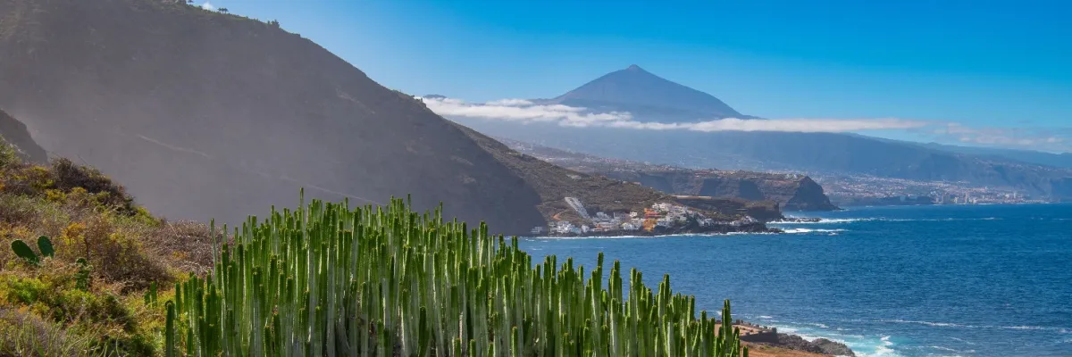 Küstenlandschaft auf Teneriffa mit dem Vulkan Teide im Hintergrund.