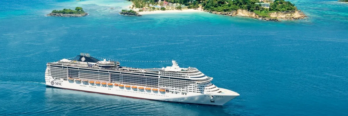 Die MSC Divina fährt entlang der Küste kleiner Karibik Inseln. Das Wetter ist sommerlich und das Wasser ist so klar, dass es zum Schwimmen einlädt.