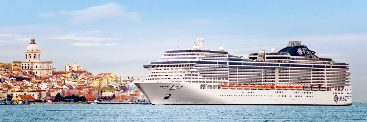 Die imposante MSC Preziosa an der Küste von Lissabon in Portugal bei sommerlichem Wetter während einer Mittelmeer- und Europakreuzfahrt.