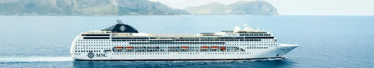 Die MSC Lirica etwas weiter von der Küste von Palermo entfernt. Das Schiff schwimmt auf dem ruhigen Meer bei perfektem Sommer-Wetter.