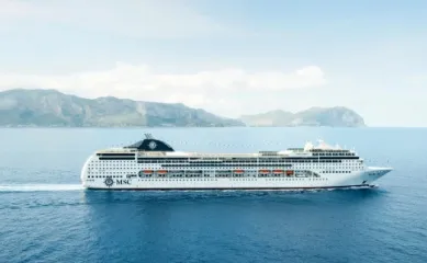 Die MSC Lirica auf dem Weg in den Sommerurlaub 2027. Die Küste von Palermo liegt nicht weit entfernt vom Schiff.