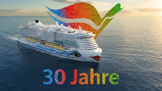 AIDAcosma auf hoher See vor Sonnenuntergang – im Hintergrund der bunte AIDA Kussmund in Mosaikoptik, unten der Schriftzug „30 Jahre" in den Regenbogenfarben des Jubiläums.