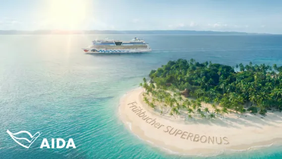 Luftaufnahme einer tropischen Insel mit dichtem Palmenbewuchs und weißem Sandstrand, in den der Schriftzug „Super-Frühbucherbonus“ geschrieben steht, während ein AIDA Kreuzfahrtschiff im türkisfarbenen Meer vorbeifährt.