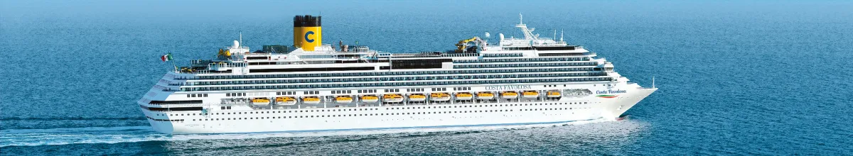Das weiße Kreuzfahrtschiff Costa Favolosa mit seinem markanten gelben Schornstein gleitet majestätisch durch das tiefblaue Meer der norwegischen Fjorde.