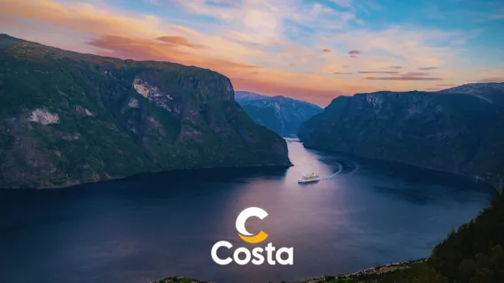 Costa Favolosa– Fjordfahrt bei Sonnenuntergang Costa Cruises – Kreuzfahrtschiff im norwegischen Fjord bei Sonnenuntergang, umgeben von steilen Felswänden.