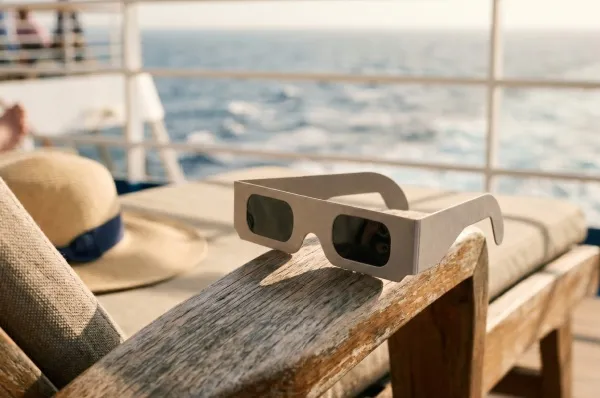 Sonnenfinsternisbrille an Deck für die Finsternis 2027 Sonnenfinsternisbrille auf einer Deckliege an Bord, Vorbereitung für die Sonnenfinsternis 2027.